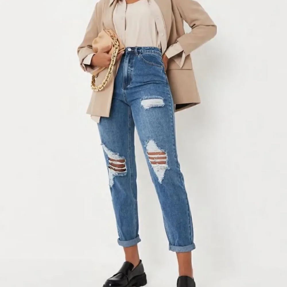MISSGUIDED - blue mid wash riot roll hem knee rip mom jeans